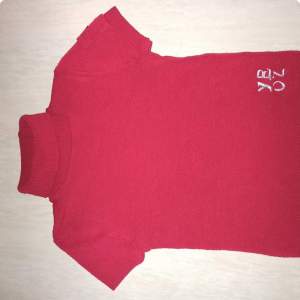 Červené triko s rolákem 152